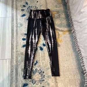 Onzie xs  abstract high waisted legging